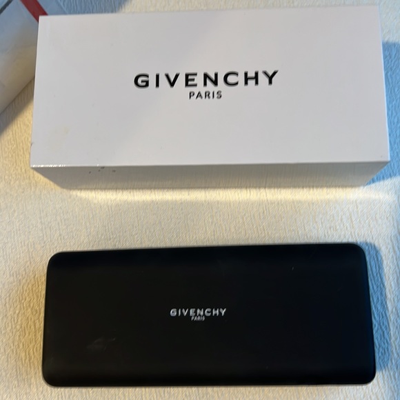 Givenchy - Picture 3 of 3